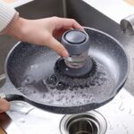 Brosse à vaisselle avec distributeur